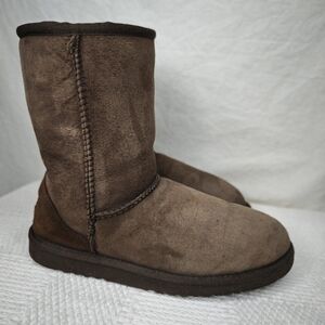 Ugg short classic boots in chocolate brown